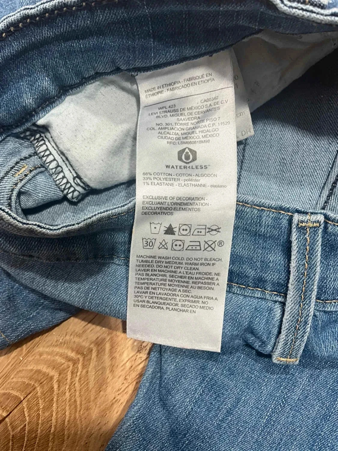 Short Levi's Mid Rise Capri Taille 6 W28 Vintage Bleu Slv 024 – photo 11
